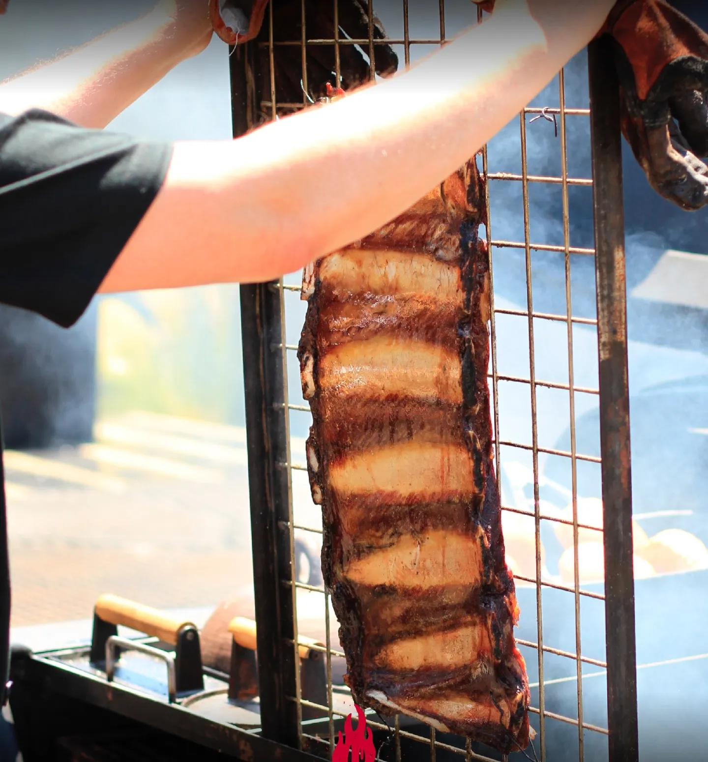 Costillar entero en coccion vertical al palo, al humo, frente a los invitados