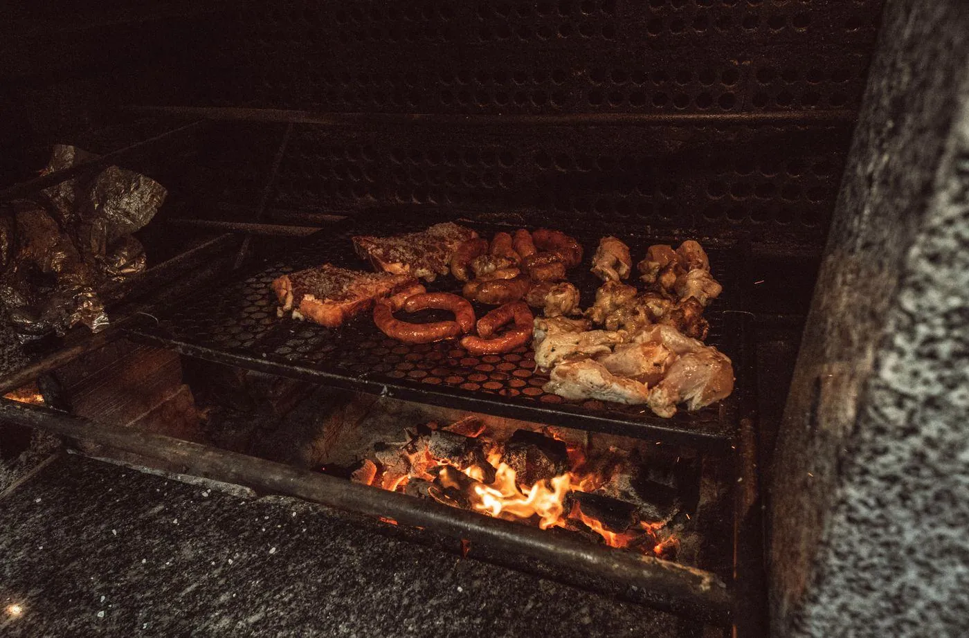 Brasas encendidas bajo la parrilla