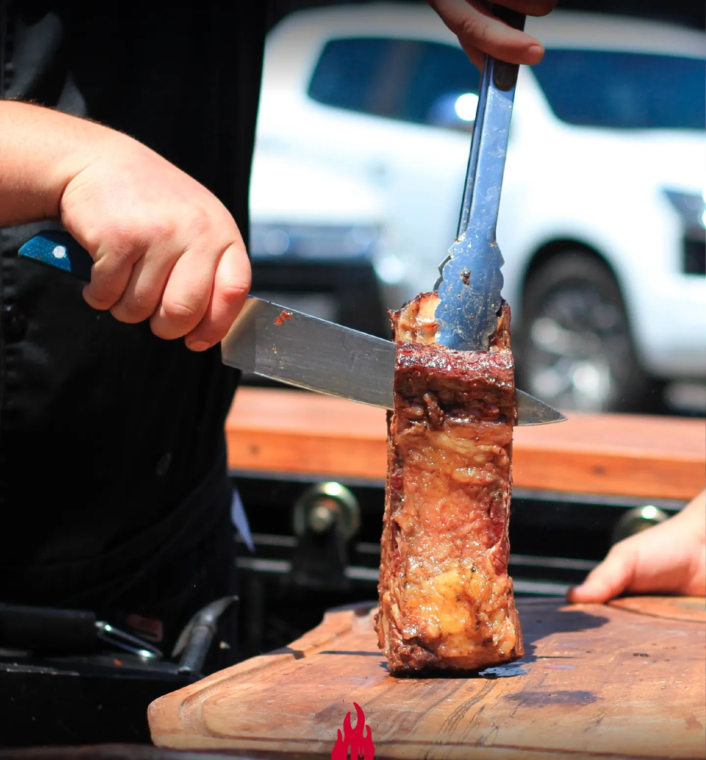 Corte del costillar al palo frente a los invitados