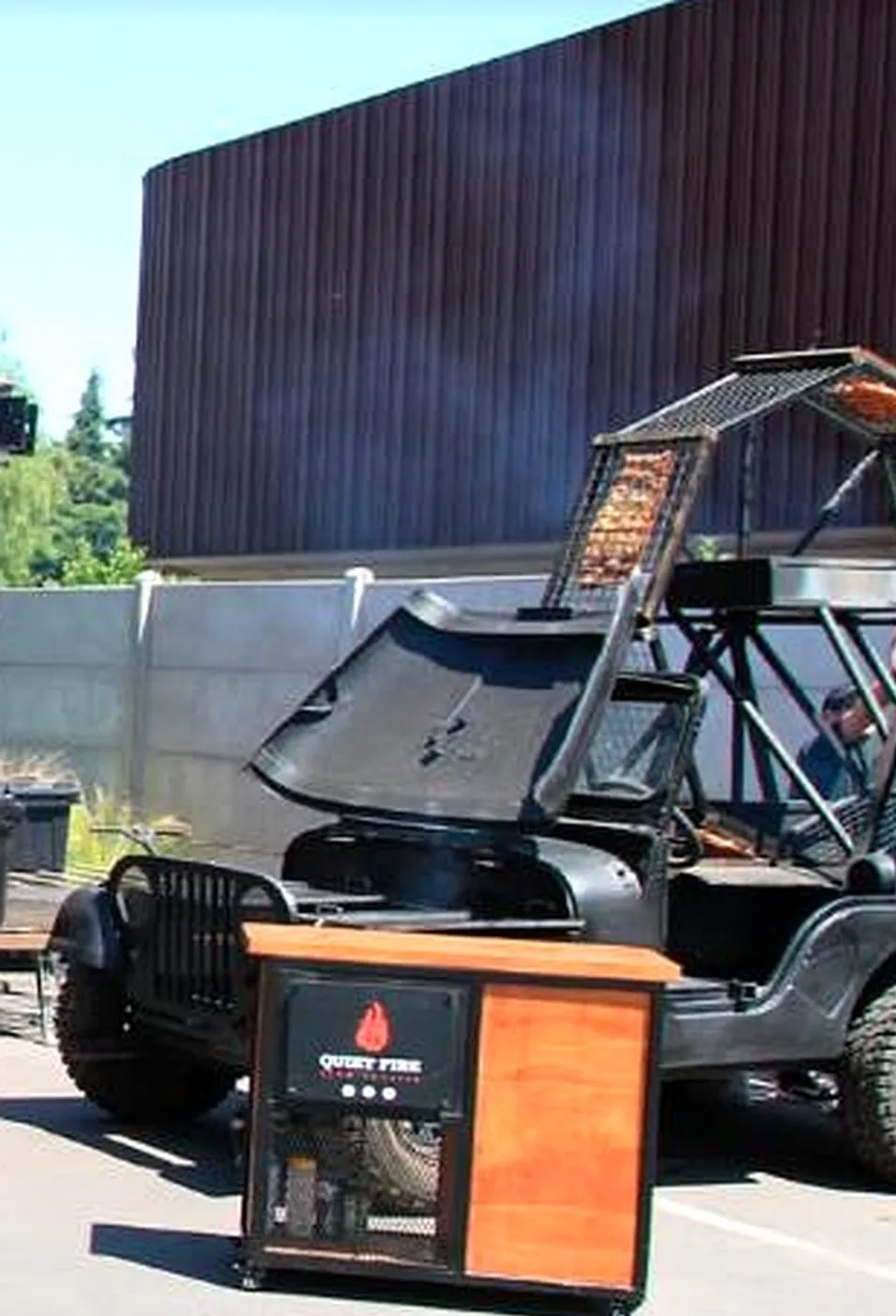 El jeep asador: un jeep negro de tubos con la parrilla montada sobre la carrocer&iacute;a y las estaciones de madera al frente