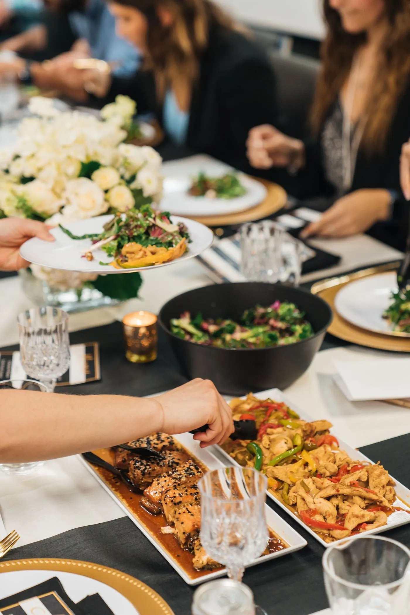 Mesa larga de un evento de empresa servida junto al quincho de Asado Corporativo