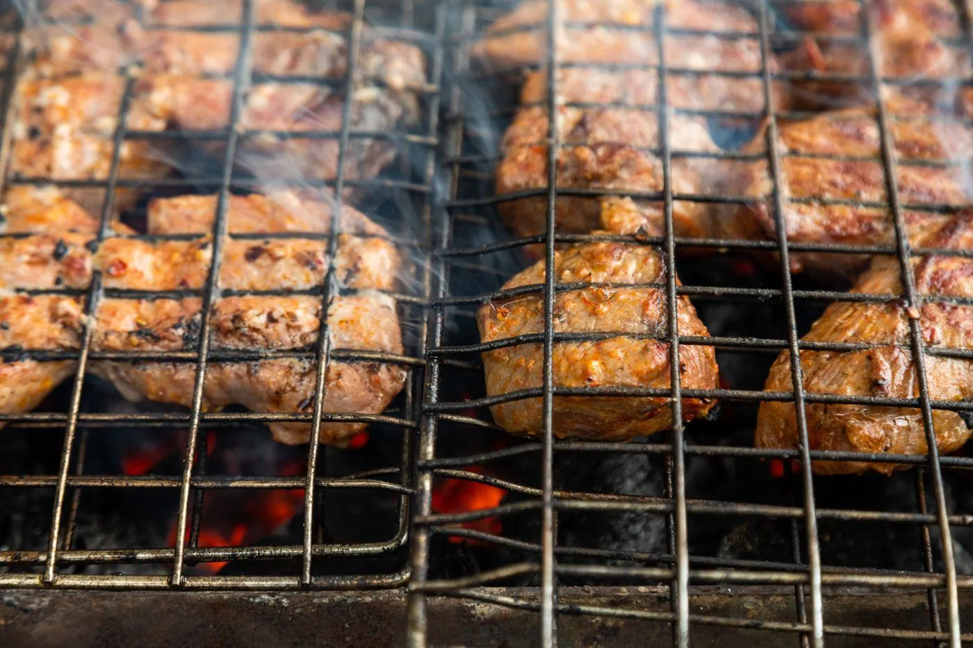 Decenas de pollos coci&eacute;ndose sobre las parrillas
